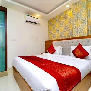 Hotel Glace Airport Near Igi Airport 3*