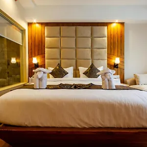 Airport Delhi Aerocity Plaza Homestay
