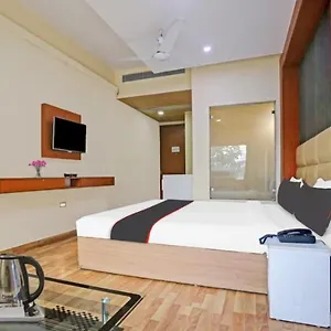 Hotel Bella In Prime Near Delhi International Airport 3*