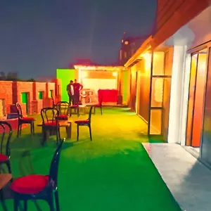 Roomshala 004 Mannat - Shalimar Bagh New Delhi