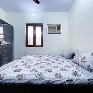 Roomshala125 Hotel Maharaja Near Vishwa Vidyalaya Metro Station Hotel 3*