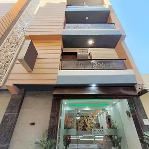Roomsity Pride New Delhi