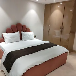 Comfortable Studio Apartment In Saket * New Delhi
