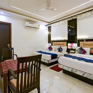 Hotel Shri Vinayak In Centre At Railway Station-by Rcg 4*