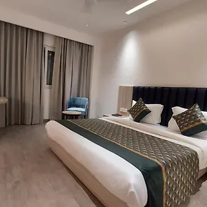 Group Of Cashew - - Nearest Metro Station Hotel 4*