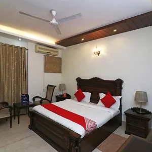 Capital O 28061 Amar One Hotel 3*