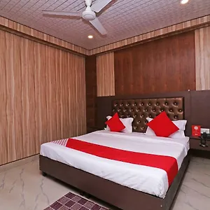 Hotel Oyo 18480 Runway 3*