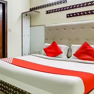 호텔 Oyo 75948 Tushar Continental 3*