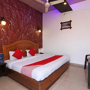 Oyo 10439 The Castle Hotel 3*