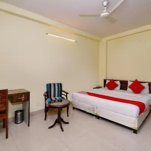 Oyo 4930 Em Residency New Delhi