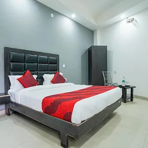 Red Snapper Couple Friendly At West Delhi