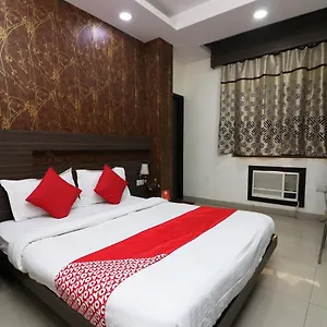 Oyo 18753 Glance Hotel 3*