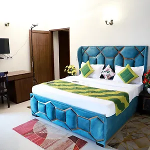 Apartment Fortune Service 3bhk,e-28, Saket 2b *