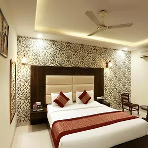 Bed & Breakfast Travel At Delhi Airport 3*