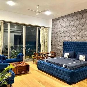Luxury Master Bedroom With Bathtub N Private Entry Best For Parties Guest house *