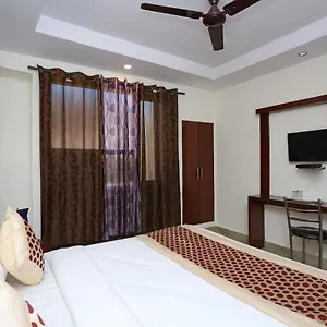Hotel Oyo Repose Near Gurudwara Shri Bangla Sahib 3*