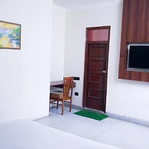 Hotel Roomshala 069 Harshi Residency - Janankpuri 3*