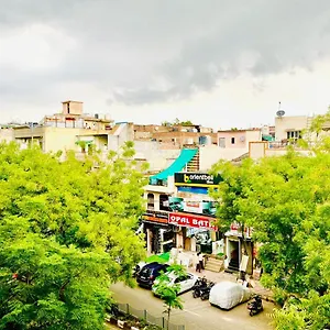 Qotel Rajouri Garden Above Ritu Marbles, Near Rajouri Garden Metro Station-couple Friendly *