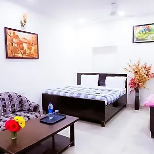 Hotel Premium Opposite Max Hospital 3*