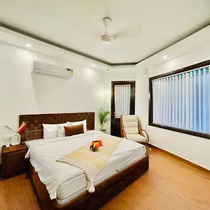 Roomshala Luxurious Studio In South Extension 4* New Delhi