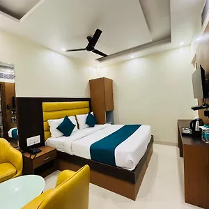 Royal Rosette With Free Wi-fi Near Railway Station Hotel 4*