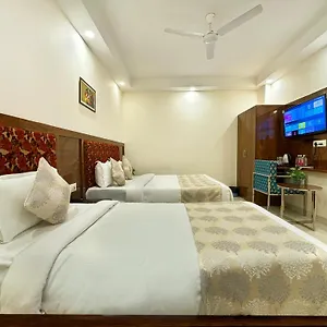 Emblem Suites- Near Delhi Airport 호텔