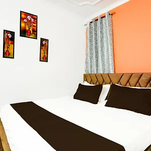 Roomshala 170 Aura - Malviya Nagar 3* New Delhi