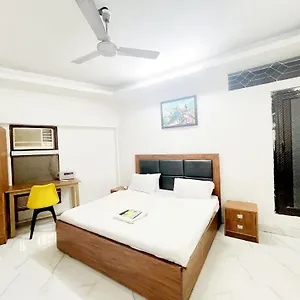 Roomshala 121 Classic Near Hazrat Nizamuddin Railway Station 3*