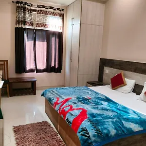 Super Residency -- Near Nizamuddin Railway Station Homestay