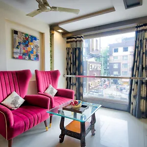 The Singh Empire, Hotel