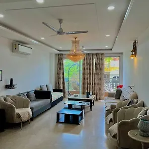 Apartment Majestic 4br With King Beds,prime Location,beautiful Patios By Stayhaven
