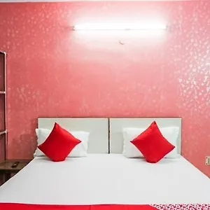 Lotus - 1 Min Walk In From Nizamuddin Railway Station New Delhi
