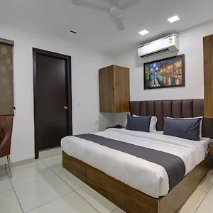 Shine Couple Friendly Rohini West Metro Station Hotel