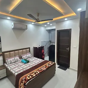 Urban Nest In South Delhi Apartment *