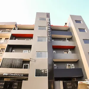 Super Townhouse Shahdara Near Yamuna Sports Complex New Delhi