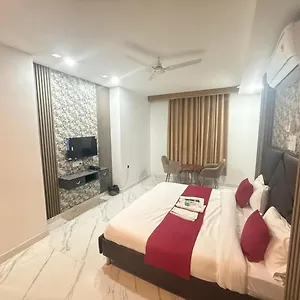 Sunny Retreat - Near Krishna Nagar Metro Station
