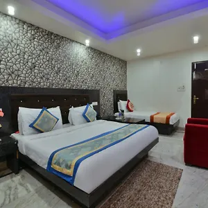 International - Opposite Mercedes Showroom Sector 11 Hotel 3*