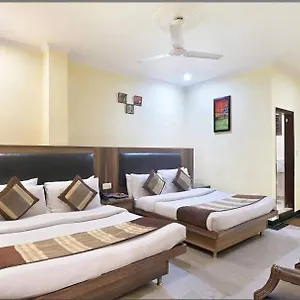 Perfect Spot- Main Bazar - Walking Metro Station * New Delhi