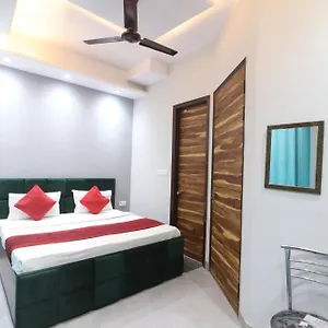 Twamev Couple Friendly Rajouri Garden By The Arrow Hotel