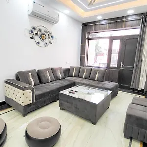Vacationbuddy 3 Bedroom Paschim Vihar Jwala Heri Apartment *