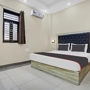 Collection O Metro View Ashok Vihar Near Shalimar Bagh Metro Station Hotel 4*
