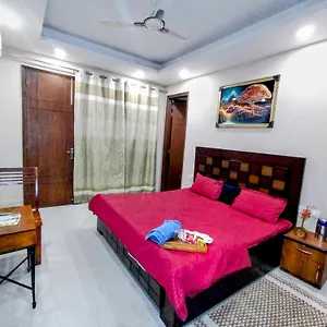 Rose Comfy Couples & Family Friendly Close To Saket Metro Station Apartment