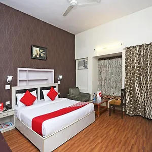Guest house Oyo 14908 Chirag Residency 2*