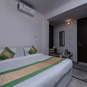 Oyo 15624 Golden Plaza New Delhi