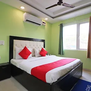 Oyo Mannat Residency Near Rohini Sector 18 Metro Station 3* New Delhi
