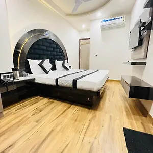 Red Stone - Near Railway Station - Paharganj Hotel 2*