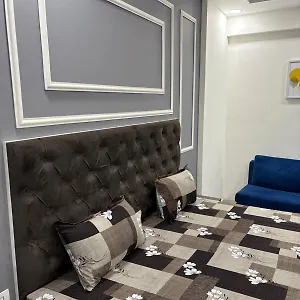 Elegant In Dlf Capitalgreens West Delhi Apartment *