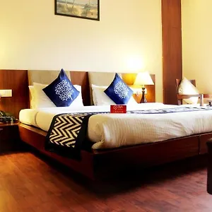 Oyo Rajouri Garden Metro Station Hotel