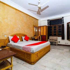 Hotel Rahul Palace By Golden Tree Near Metro Station And Ajmal Khan Market 3*